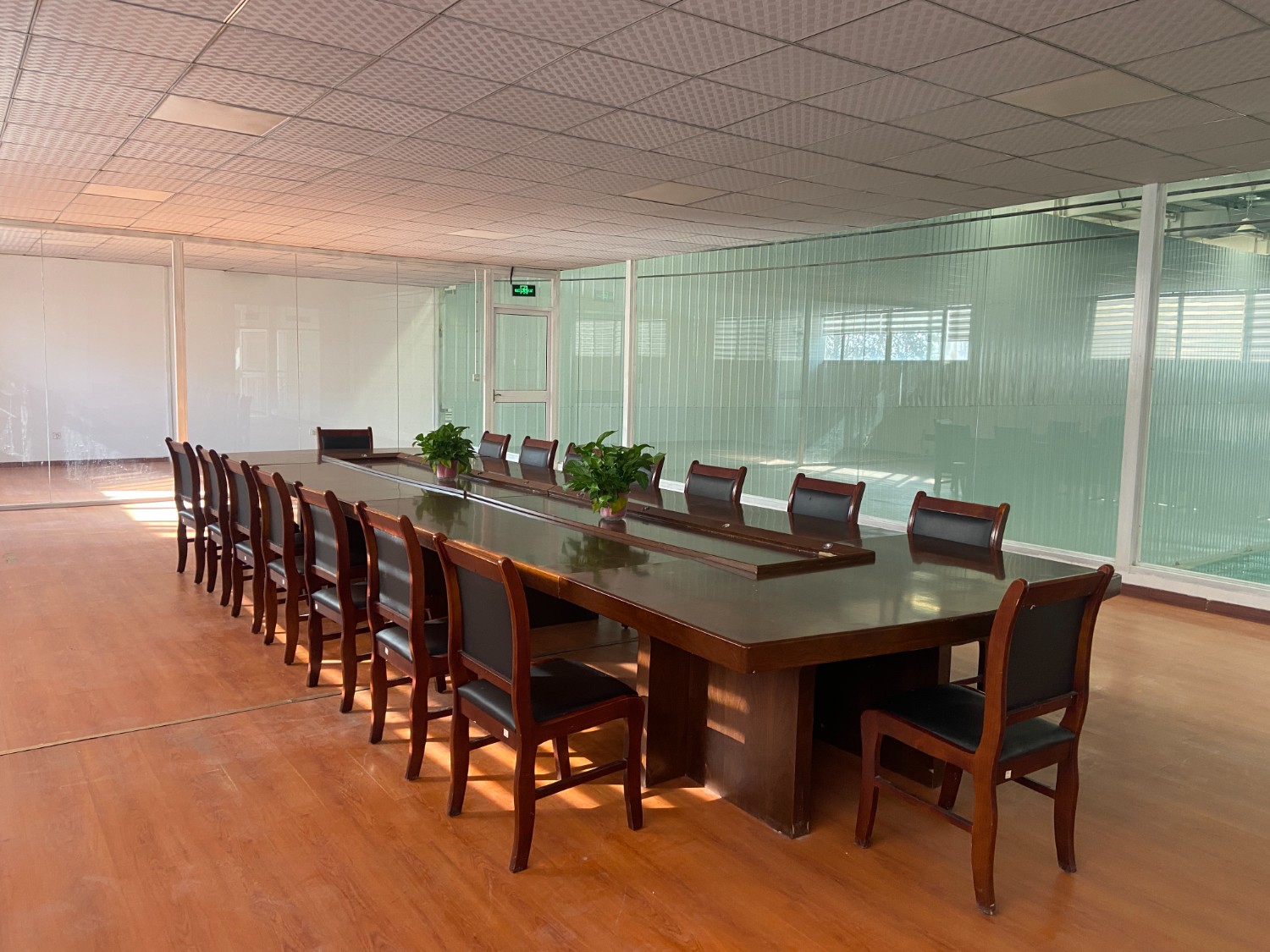 安德森为您介绍：电动叉车电池怎么选？锂电池与铅酸电